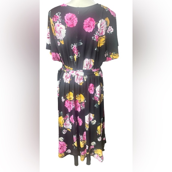Torrid Black Floral Mini Stretch Crepe Wrap Dress Size 2 - Picture 6 of 8